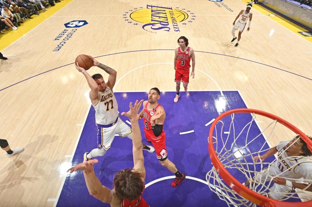 欧冠半场：克瑙夫打破僵局，法兰克福1-0巴塞罗那